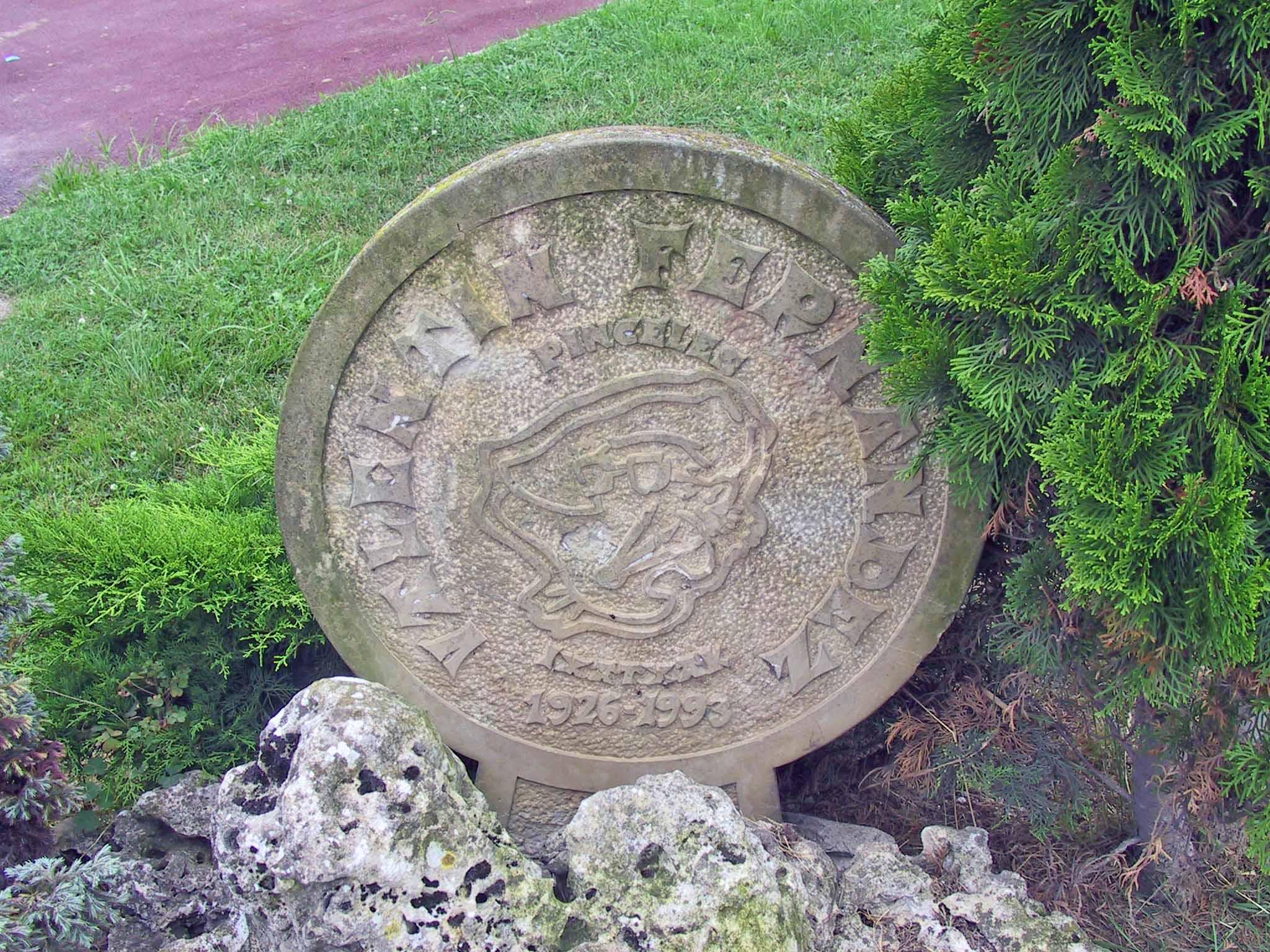 Monumento a Valentin Fernandez Pinceles