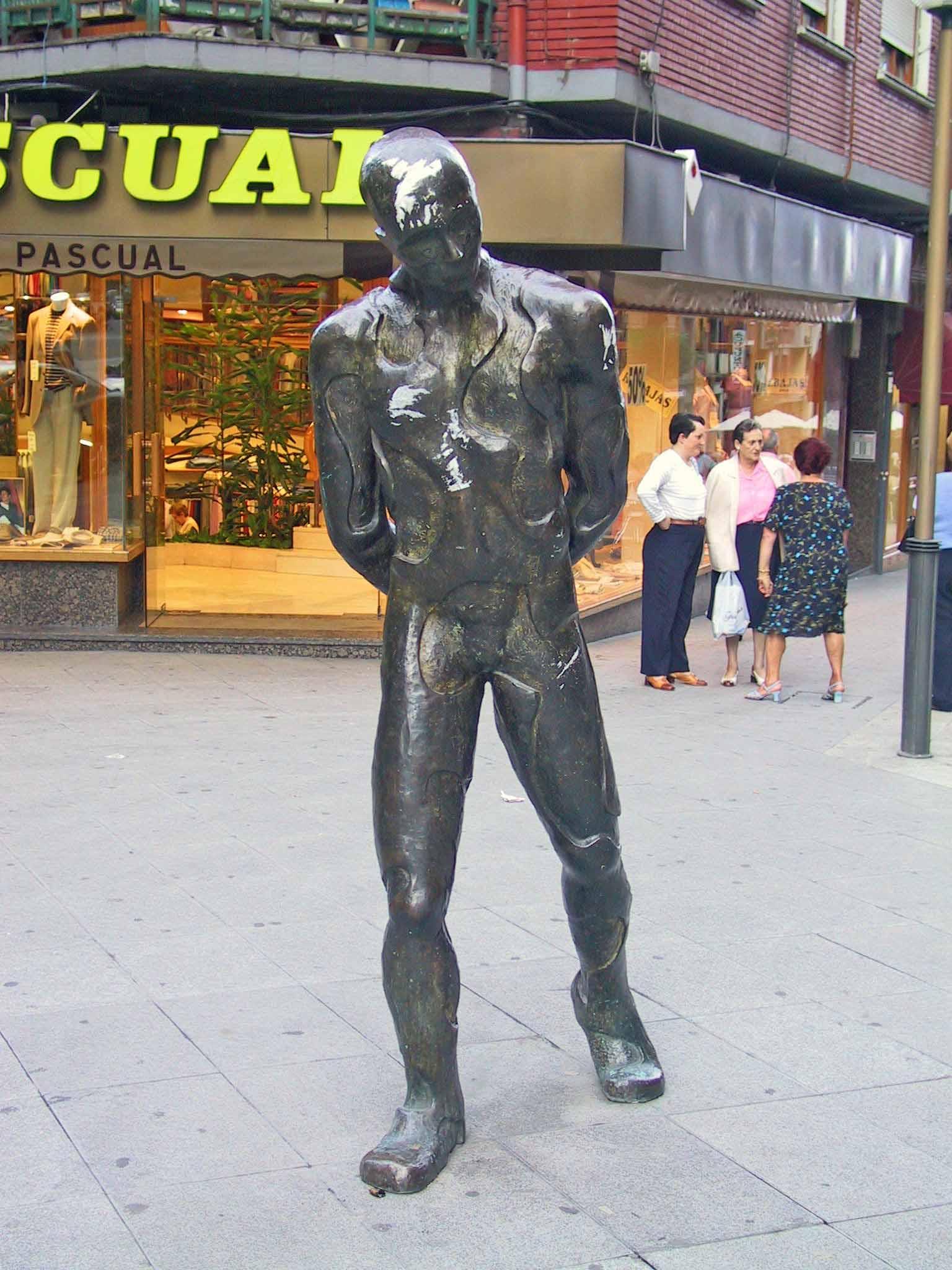 Escultura al Paseante Begiluze