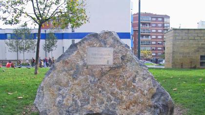 Monolito a los Voluntarios de Basauri