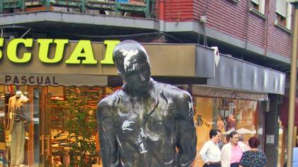 Escultura al Paseante Begiluze